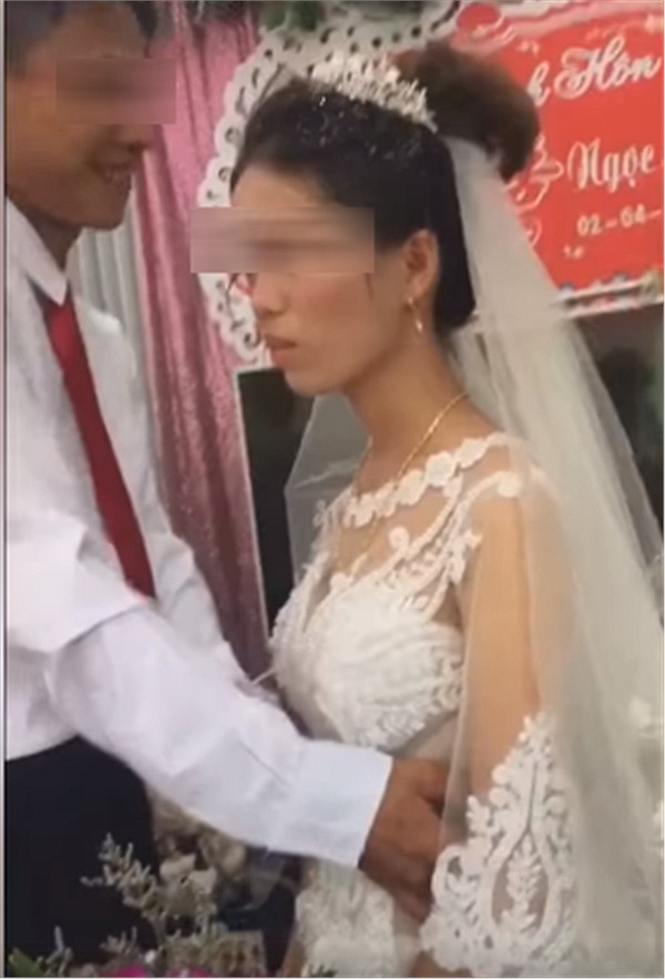 Cô dâu mặt lạnh tanh trong tiệc cưới gây xôn xao.