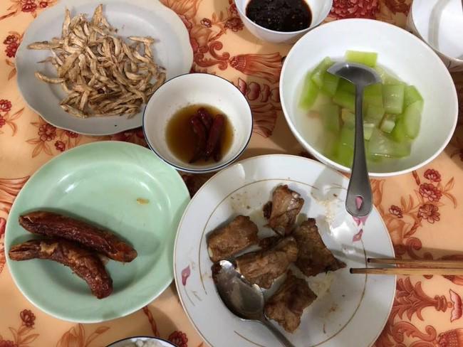 Mâm cơm đủ thít cá nhưng toàn đồ thừa hạn sử dụng chẳng biết còn không