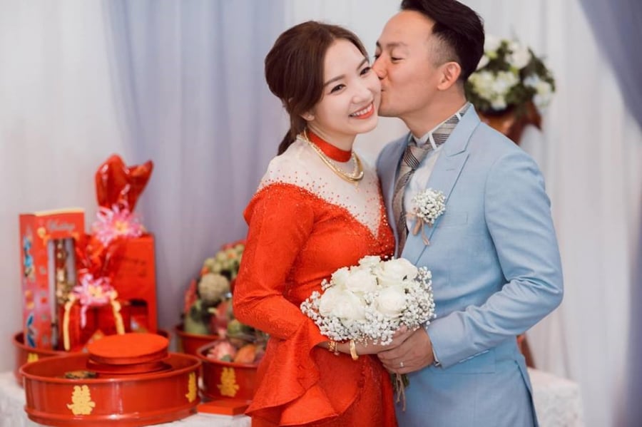 Sau 5 tháng kết hôn, vợ chồng Đinh Tiến Đạt đã báo tin sắp đón con đầu lòng khiến người hâm mộ gửi muôn vàn lời chúc mừng. Vậy là cuối cùng sau bao ồn ào tình cảm, nam rapper cũng chuẩn bị được lên chức bố.