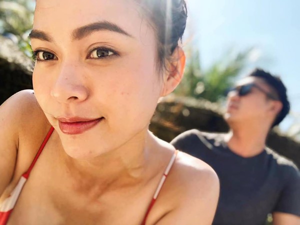 Người hâm mộ vẫn nhận ra anh chàng rất điển trai dù Mâu Thủy đã cố tình chụp ảnh mờ nhạt đi.  