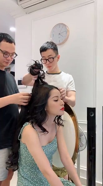 Trong khi có một em gái, kém mình cả chục tuổi như Linh Ka, cũng mặc hai dây nhưng lại mang đến 2 cảm giác hoàn toàn khác biệt    