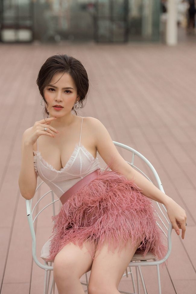 Những chiếc váy thiết kế cổ trễ, khoét ngực, khoe ngực thường xuyên được người đẹp sử dụng