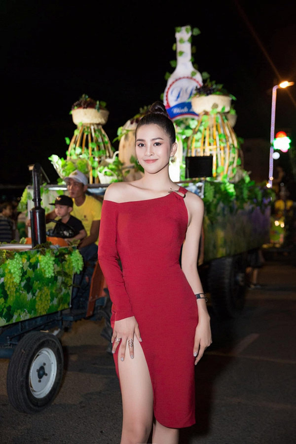 Trong một sự kiện khác, Hoa hậu Việt Nam 2018 lại chọn chiếc đầm đỏ, bất đối xứng ở phần ống tay và có phần đùi xẻ cao để cô khoe được đôi chân nuột nà, dài miên man. Hơn thế nữa, màu đỏ bordeaux cũng góp phần tôn lên Mừng SHBET phiên bản mới 2025 của chủ nhân, trông Tiểu Vy trở nên rạng rỡ, cuốn hút.    