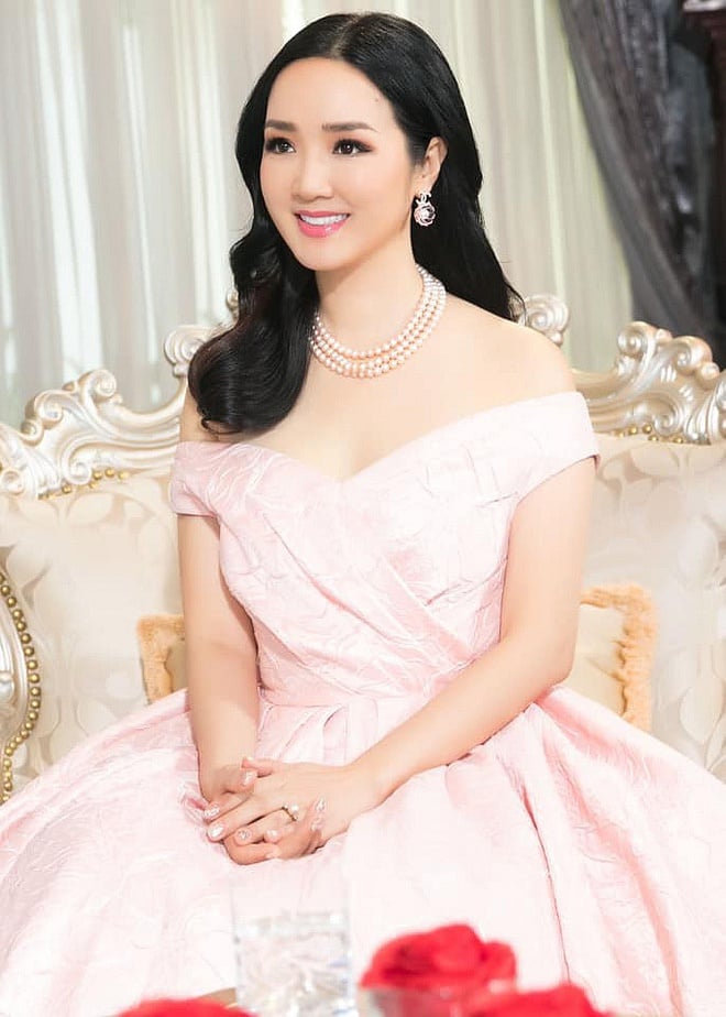 Về Shbet16 chơi game trực tuyến riêng, sau cuộc tình tan vỡ với chủ tịch tập đoàn Tân Hoàng Minh, hiện tại Giáng My vẫn sống độc thân, cùng chồng cũ chăm lo cho cô con gái chung của 2 người.    