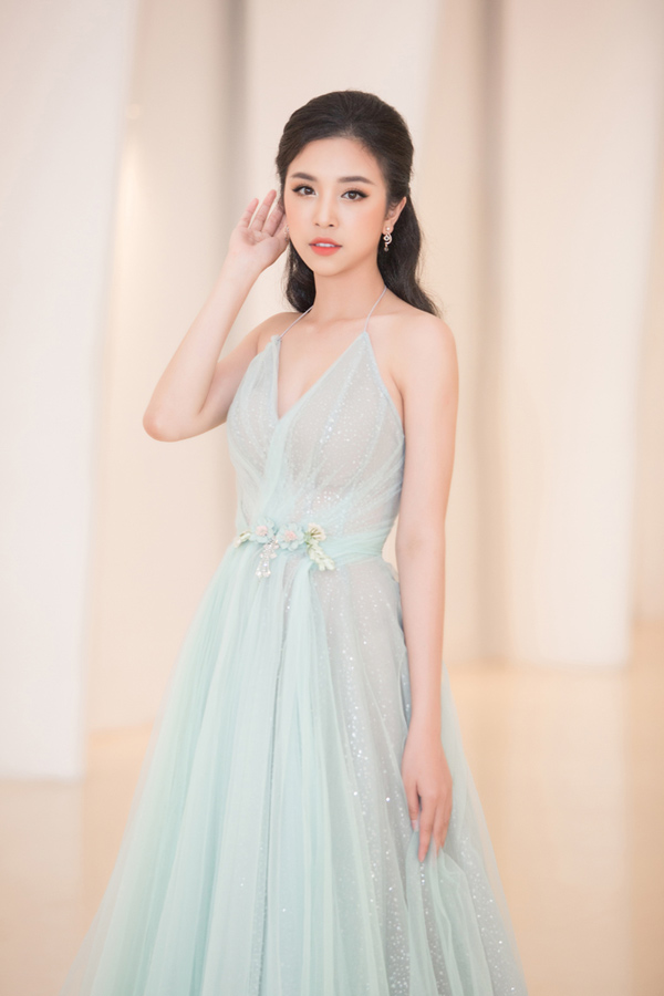 Á hậu Thúy An có vẻ như vẫn trung thành với phong cách thời trang dịu dàng, tha thướt. Xuất hiện trong một sự kiện với chiếc váy màu xanh pastel với chất liệu voan đính kim tuyến, cầu kỳ thêm chút ở phần eo là những bông hoa xinh xắn. Dù không cần phải quá cầu kỳ, người đẹp Kiên Giang vẫn nổi bật giữa một rừng mỹ nhân.