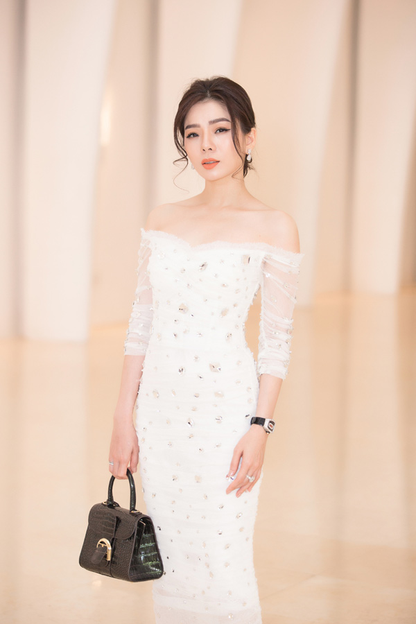 Lệ Quyên cũng xứng đáng lọt vào sao mặc đẹp của tuần khi diện chiếc váy ôm xẻ vai với 2 phần cánh tay nhún bèo, toàn bộ phần kim sa chạy dọc thân váy. Chiếc váy tuy đơn giản nhưng đã làm tốt nhiệm vụ đó là tôn được vóc dáng mảnh mai, vòng eo 58 cm đáng mơ ước của nữ ca sỹ 