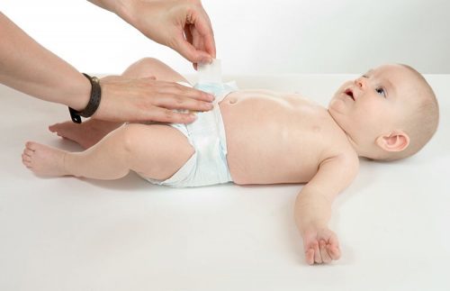 Trẻ chưa rụng rốn không nên ngâm nước quá lâu