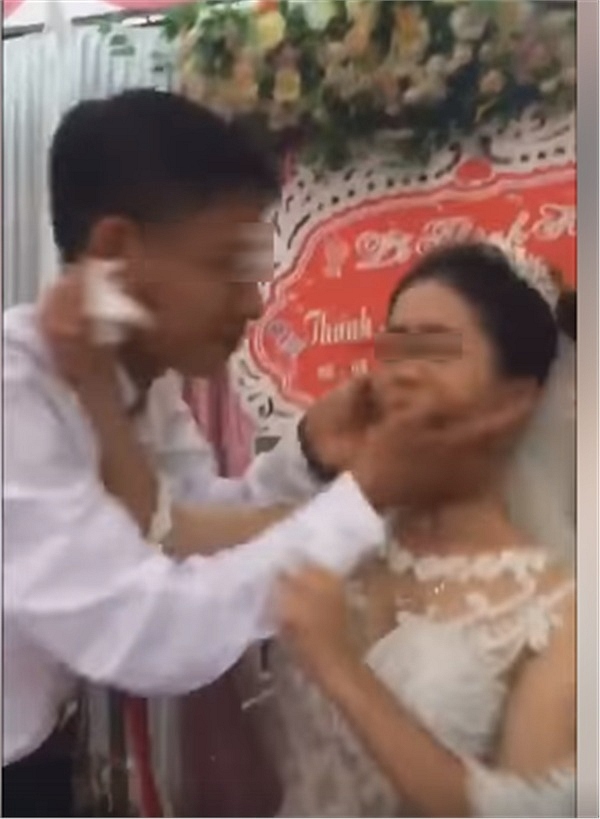 Bức ảnh cô dâu từ chối hôn chú rể trong Quatrian shbet hiện đang mở.