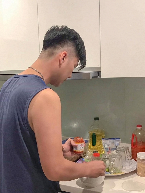 Ngày nào, chồng Lâm Khánh Chi cũng làm đồ ăn sáng cho vợ.  