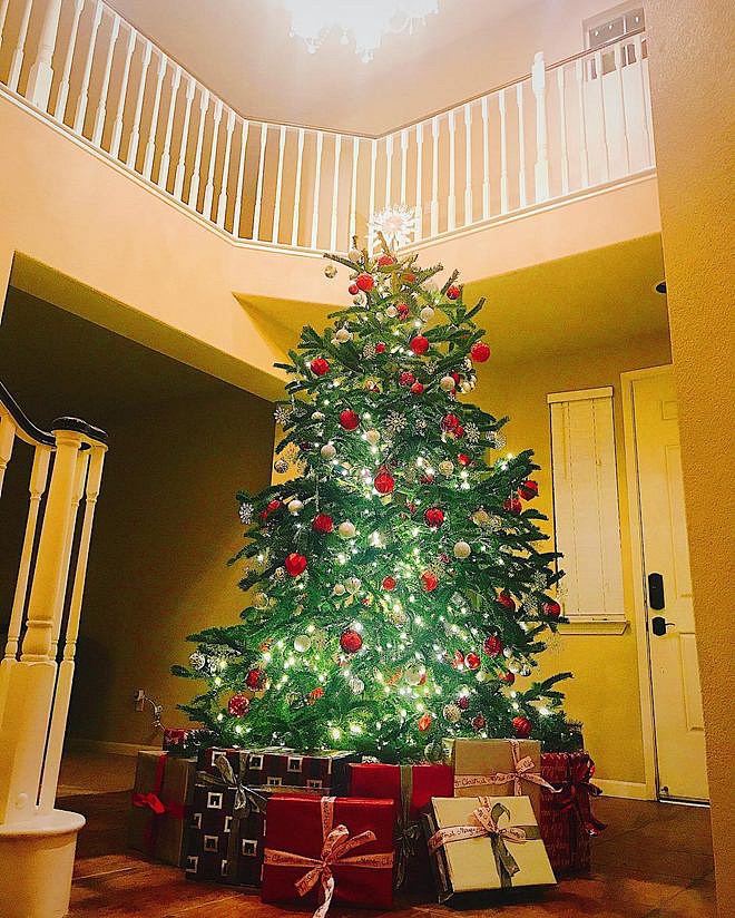 Cây thông Noel khổng lồ được Phạm Hương đặt ở một góc căn nhà dịp Giáng sinh 2018.    