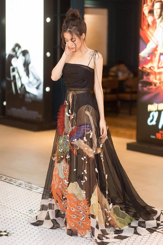 Đây là một thiết kế của NTK Trần Hùng, Hoàng Thùy Linh đã mặc y nguyên set đồ của NTK. Việc Hoàng Thùy Linh bị 