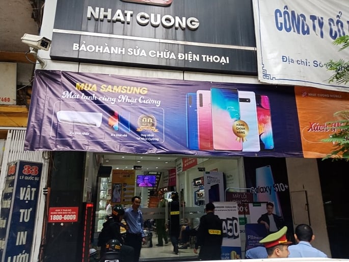 Lực lượng Công an khám xét cửa hàng Nhật Cường mobile.