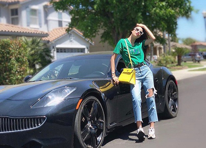 Chiếc xe mà Phạm Hương đăng tải thuộc hãng Porsche, một dòng xe hơi cao cấp và có giá trên chục tỷ đồng.    