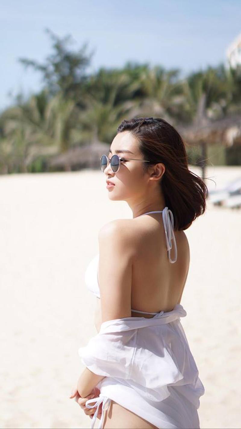 Vẻ đẹp dịu dàng và thuần khiết của Đỗ Mỹ Linh rất phù hợp để diện bikini thắt dây yếm, thiết kế này khoe được đường thắt eo, tấm lưng trần đồng thời tôn vinh vòng một căng đầy của nàng Hoa hậu 9X.     