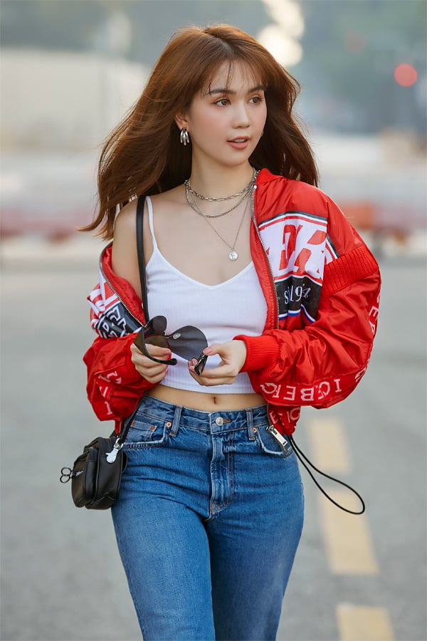 Những mẫu áo quần hợp mùa - hợp mốt được mix-match một cách hài hòa để giúp Ngọc Trinh thể hiện sự sành điệu cùng xu hướng.    