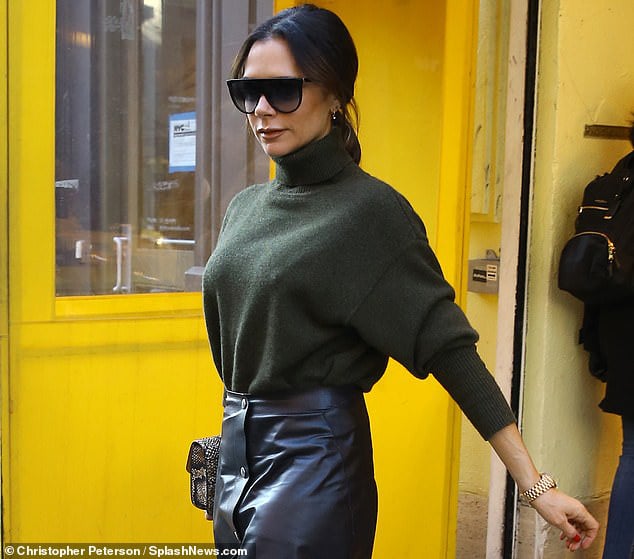 Phụ kiện kính mắt và đồng hồ đeo tay càng làm tôn lên vẻ sang trọng cho bà xã David Beckham.    