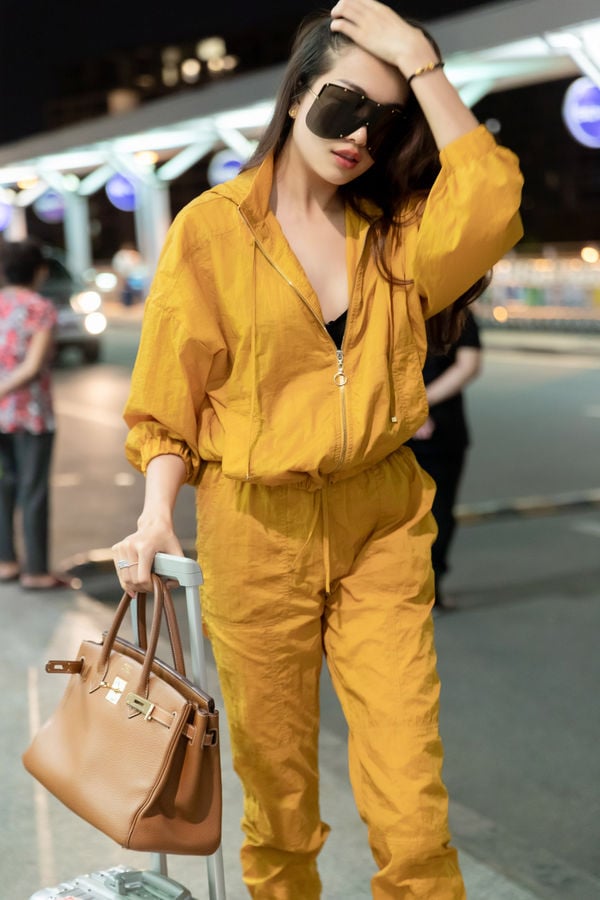 Diện trang phục gam màu nổi bật, Lệ Hằng cũng gây sự chú ý không kém Hoa hậu H'Hen Niê.