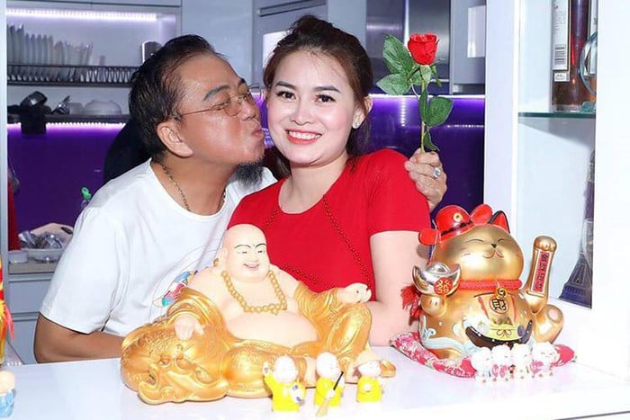 Sau 7 năm kết hôn, tình cảm vợ chồng Hồng Tơ vẫn mặn nồng.    