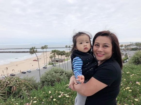 Bà xã Hoàng Anh cũng rất hạnh phúc khi có chồng bên cạnh.    