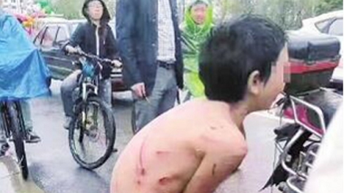 Cậu bé bị bố trói bằng dây thừng kéo sau xe máy.