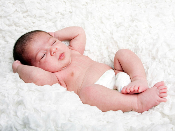 Nên lưu tư thế ngủ cho bé