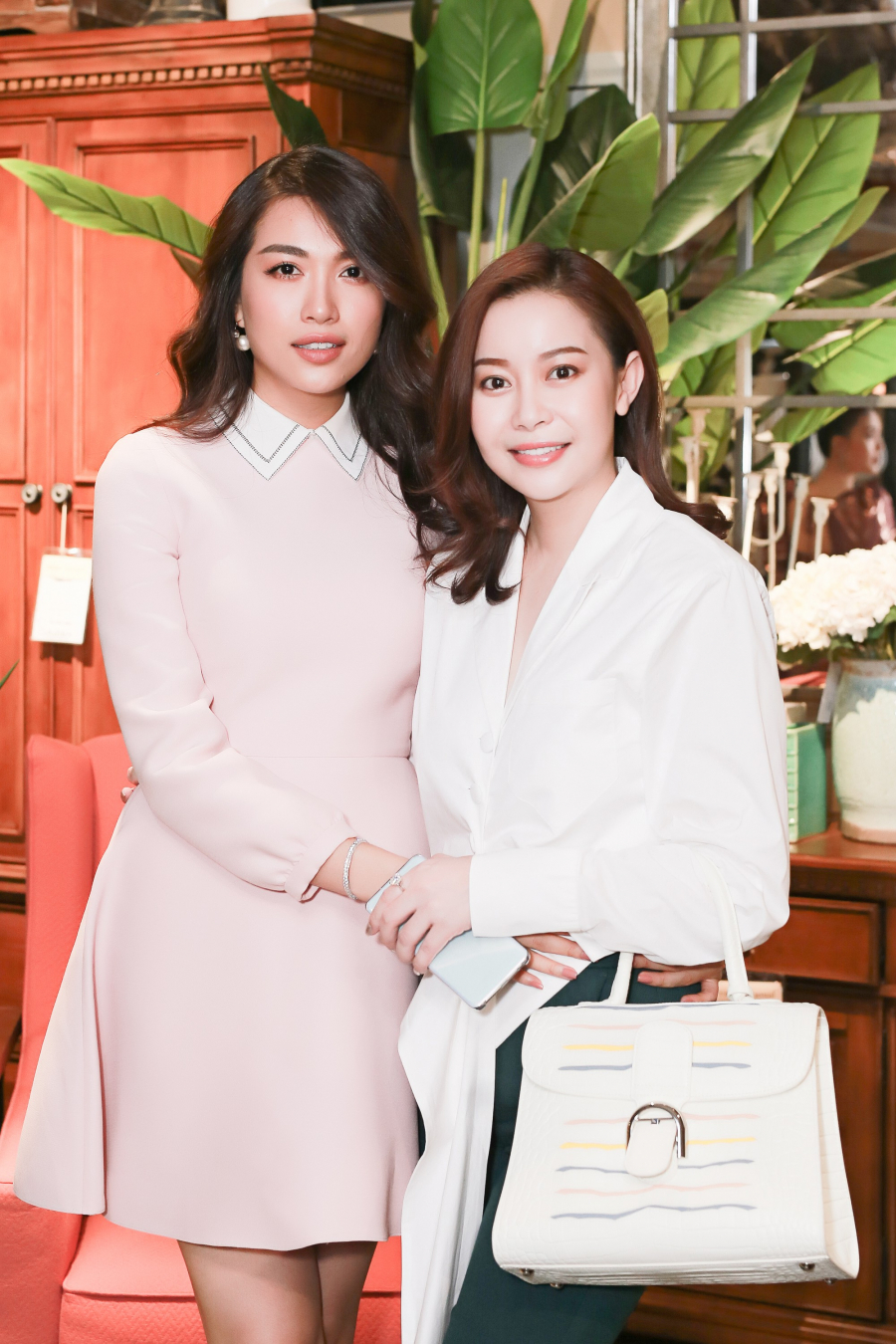 Cô chụp ảnh cùng Hoa hậu Hải Dương.    