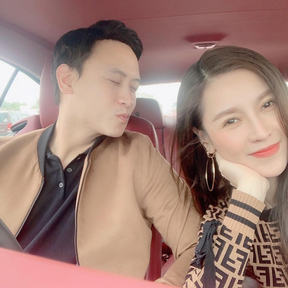 Cách đây 1 giờ, Quế Vân thay ảnh đại diện trên facebook cá nhân của mình bằng bức ảnh cô chụp với một người đàn ông. Trong ảnh, cả hai đang ngồi trong xe hơi, Quế Vân mỉm cười hạnh phúc, còn người đàn ông ngồi ghế bên cạnh đang chu môi khá nhí nhảnh. Ngoài ra, ảnh bìa facebook của người đẹp cũng để bức ảnh bàn tay của một người đàn ông nắm tay người phụ nữ.