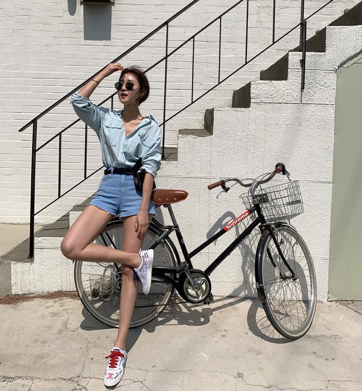 Mùa hè là mùa của short jeans, chắc chắn không một cô nàng nào là không mix short jeans bụi bặm với đủ kiểu áo trong tủ đồ hè của mình.    