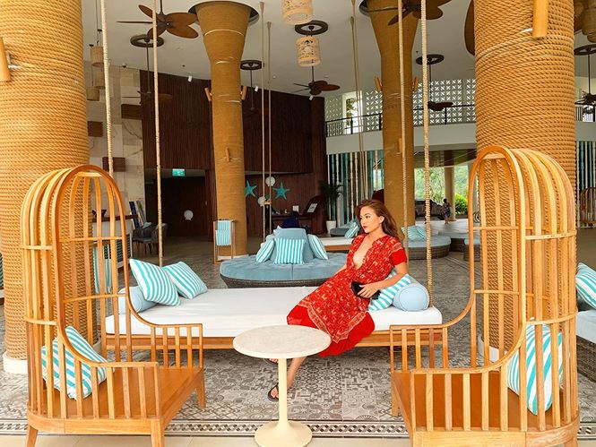 Á hậu Mâu Thuỷ hững hờ vòng một quyến rũ.  