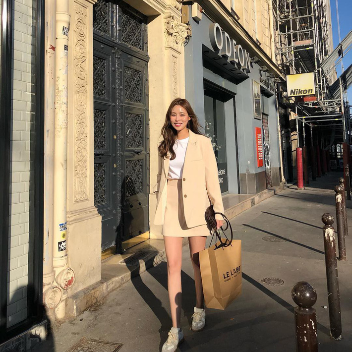 Set đồ với blazer và váy ngắn thực sự rất trẻ trung và dễ mặc, thay vì chọn áo sơ mi hay giày cao gót, các nàng hoàn toàn có thể chọn áo phông cùng giày thể thao để nhìn năng động hơn.    