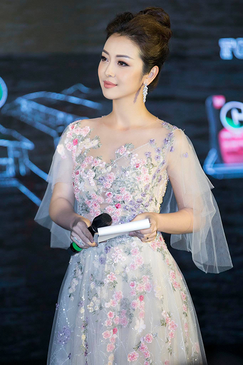Sự việc xảy ra vào sáng 9/5 khi Jennifer phạm đang dẫn một chương trình ở Đà Nẵng. Cô bị ngất xỉu ngay trên sân khấu. Khi ngã xuống đầu bị va đập dẫn đến chấn thương. Êkip và người thân nhanh chóng đưa cô nhập viện cấp cứu.    