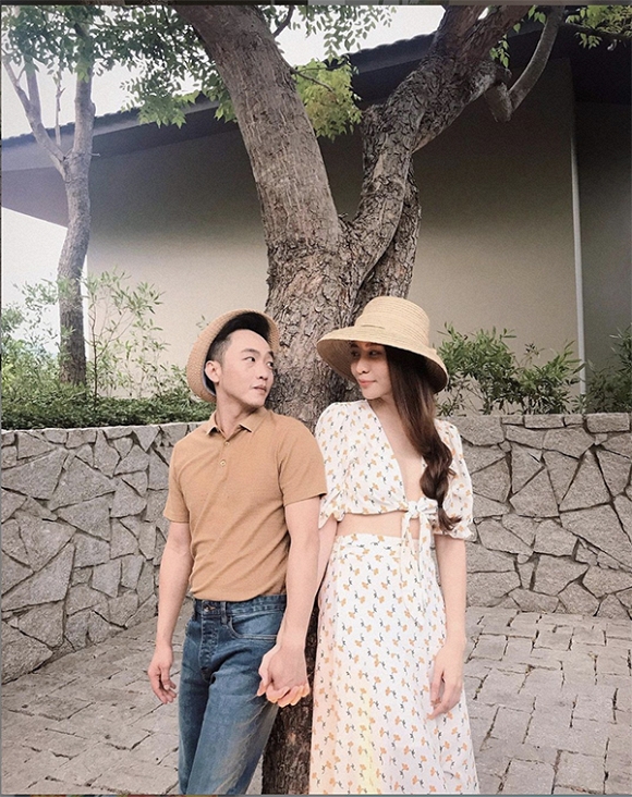 Đàm Thu Trang cũng đăng ảnh tình tứ bên chồng chưa cưới.
