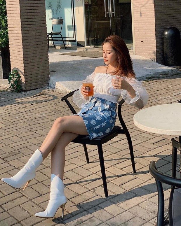 Chỉ là buổi hẹn trà chiều, Chi Pu cũng biến đường phố thành sàn diễn thời trang với bộ đồ sành điệu hết mực. Chẳng những diện crop top tay phồng, để lộ bờ vai gợi cảm, cô nàng còn mix chân váy denim và mang boots cao gót, vừa tôn cá tính bụi phủi nhưng không làm mất đi vẻ duyên dáng.  
