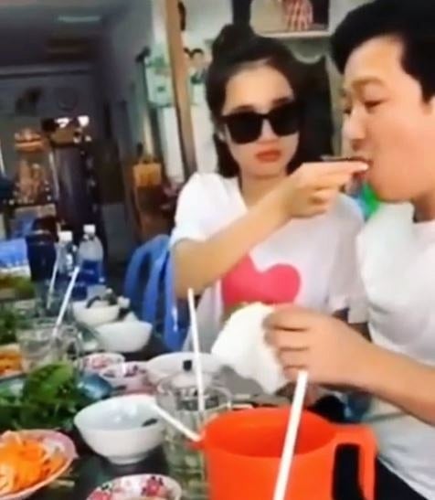 Nhã Phương và Trường Giang tình tứ khi đi ăn chung với Trấn Thành, Anh Đức.  