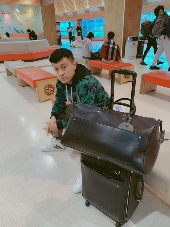Lam Trường mất hộ chiếu, phải ngồi đợi lay lắt ở sân bay.  