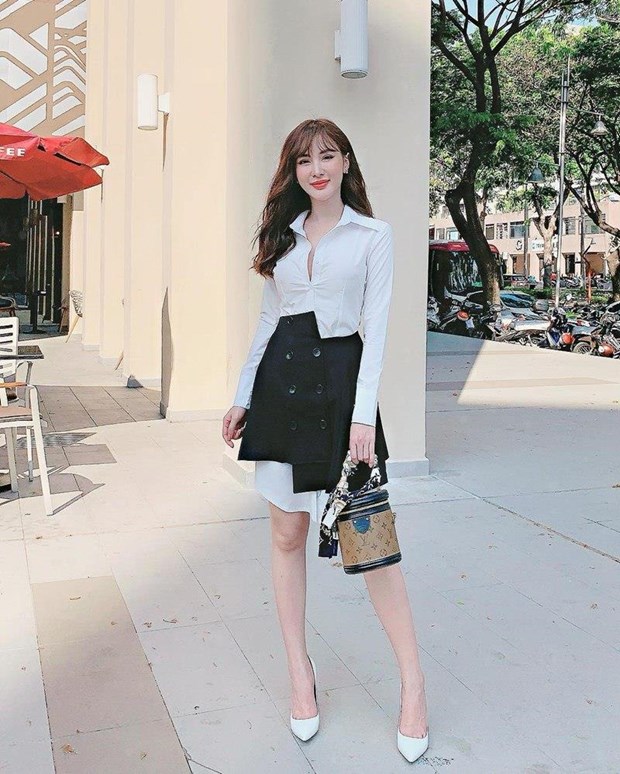 Kelly mang tới gợi ý trẻ trung cho các nàng công sở với chiếc đầm sơ mi ''2 trong 1'', vừa có cảm giác như diện đủ bộ áo và chân váy nhưng thực chất lại chỉ là một item .  