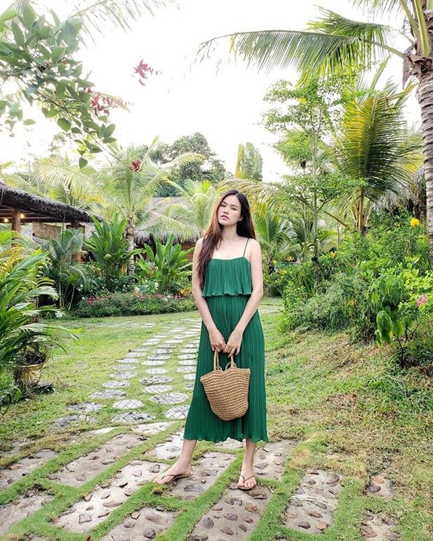 Nếu vẫn đang tận hưởng chuyến đi mùa hè, phái đẹp có thể học lỏm bí quyết mix đồ nhanh-gọn-nhẹ của Tuyết Lan. Với một chiếc đầm quai dây xanh mướt, nàng mẫu 9X chỉ cần giỏ đan và dép xỏ ngón cũng đủ tôn lên nét quyến rũ tiềm ẩn.  