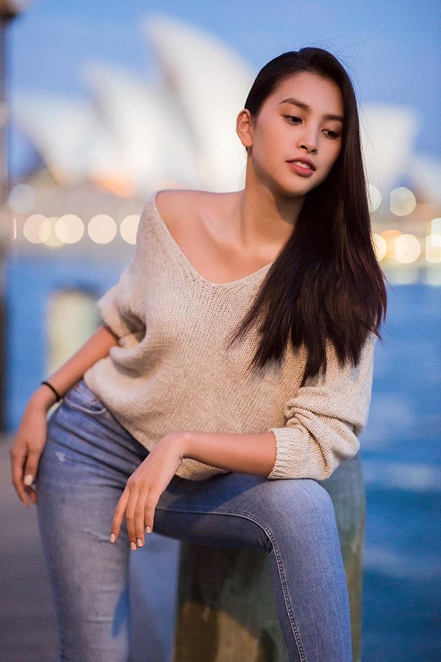Hoa hậu Tiểu Vy đang có mặt tại Sydney để chuẩn bị tham dự show diễn của NTK Đỗ Mạnh Cường. Tranh thủ trước show, người đẹp cùng ê-kíp đã đi thăm thú các địa danh nổi tiếng tại đây. Hoa hậu Việt Nam 2018 ăn mặc giản dị, trẻ trung nhưng vẫn vô cùng xinh đẹp và duyên dáng.  