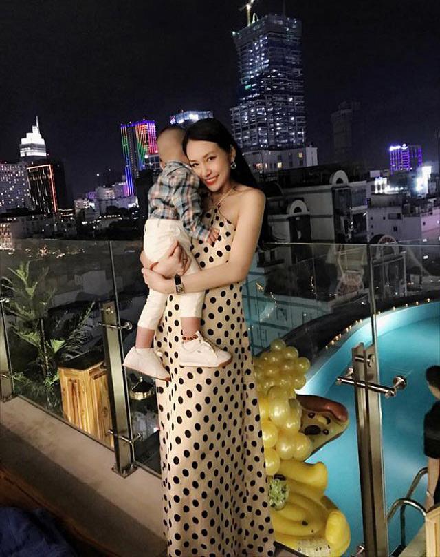 Bí quyết để bầu bí vẫn thu hút mọi ánh nhìn của Hương Baby là giữ cân nặng không tăng lên quá nhiều suốt thai kỳ và chỉn chu đến việc ăn mặc, để ý đến việc chăm sóc bản thân ngay cả khi bụng mang dạ chửa.    