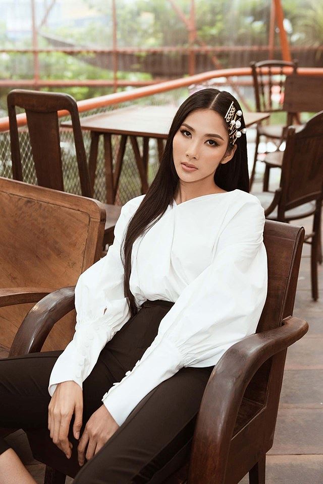 Hoàng Thuỳ xuất hiện với gu thời trang cá tính và phong thái lạnh lùng.  