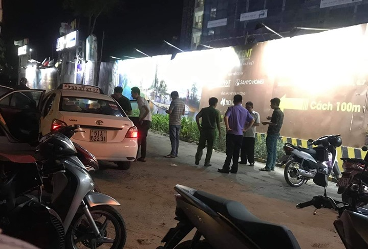 Công an khám nghiệm hiện trường. 