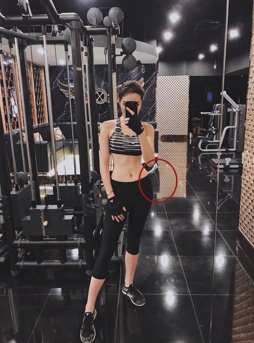 Lần này thì Kỳ Duyên chưa khéo léo rồi, bức tường méo xệch thấy rõ mồn một thế kia thì bảo sao không bị.  