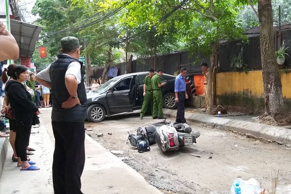Công an khám nghiệm hiện trường.