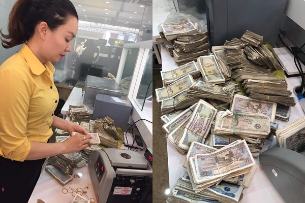 Vợ chồng già 78 tuổi chở bao tải tiền gửi tiết kiệm.