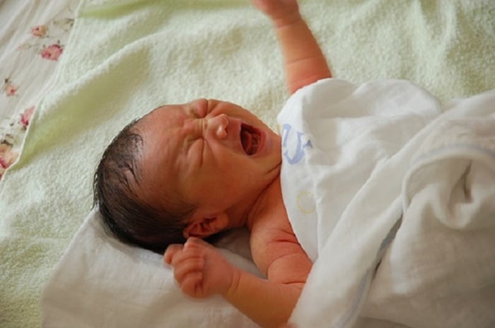 Không nên cho bé nằm xuống ngay sau khi bú sữa