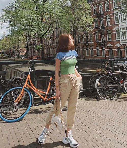 Đi du lịch, Jolie Nguyễn lên đồ năng động nhưng cũng rất sành điệu. Điểm nhấn là đôi sneakers Louis Vuitton giá 25 triệu đồng.    