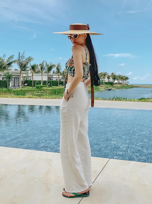 Set đồ croptop đi cùng quần linen ống rộng, mũ cói vành to là lựa chọn đầy lý tưởng của Băng Di khi đi biển.    