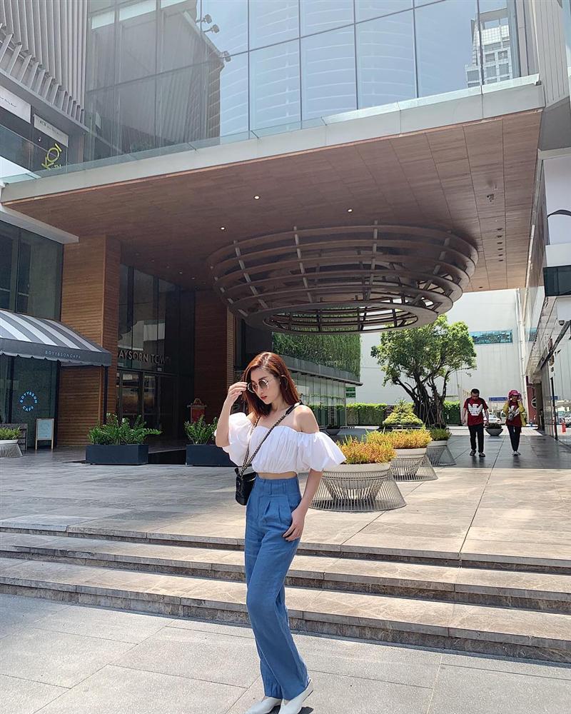 Vẫn là áo croptop nhưng Đỗ Mỹ Linh lại lựa chọn thiết kế tay bồng trễ vai điệu đà phối quần cạp cao và giầy cut chữ V ton-sur-ton.    