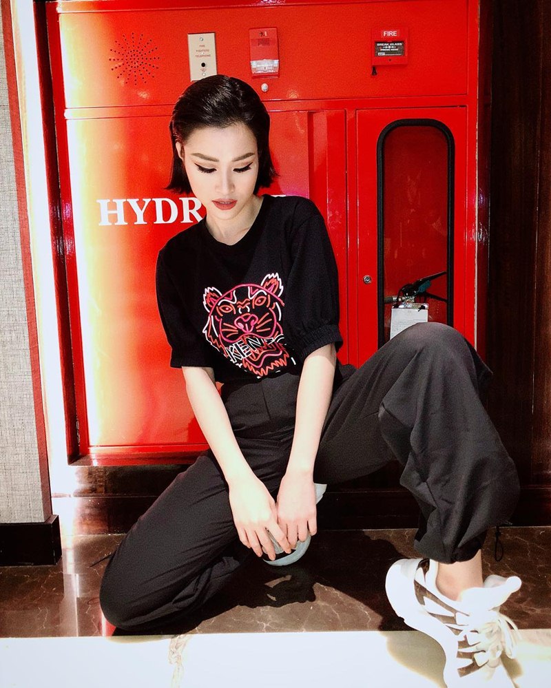Đông Nhi phá cách khác lạ với Link Vào SHBET88 Mới Nhất bob vuốt gel ngược cực ngầu. Giọng ca “Bad boy” diện áo thun Kenzo cùng quần jogger, kết hợp giày Archlight của Louis Vuitton theo phong cách hiphop mạnh mẽ.    