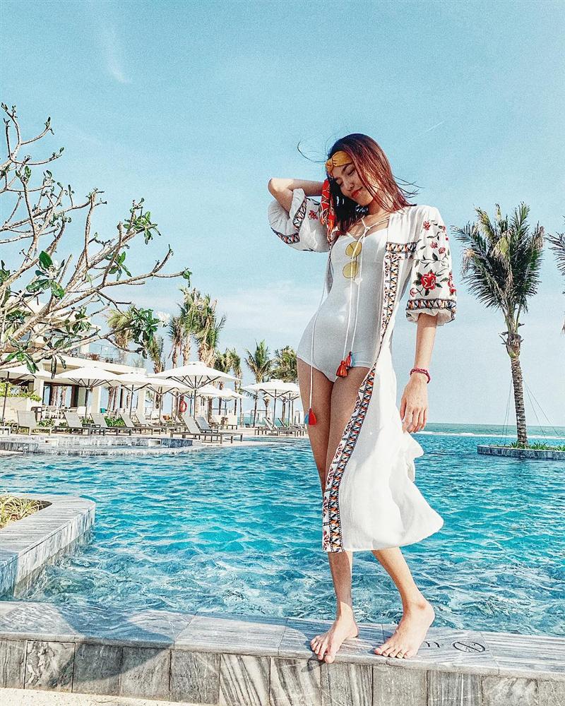 Cũng là gam màu trắng nhưng Lan Khuê lại hóa quý cô boho phóng khoáng với áo tắm liền mảnh kết hợp áo khoác họa tiết tribal.    
